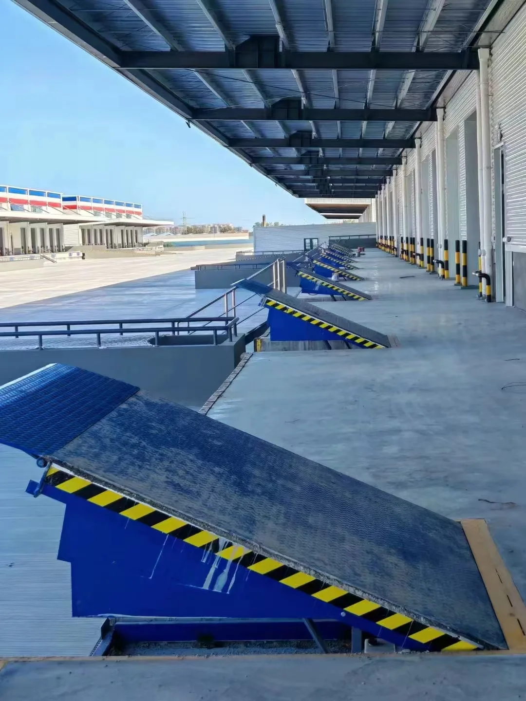 Hydraulic dock levelers installed at a logistics loading bay